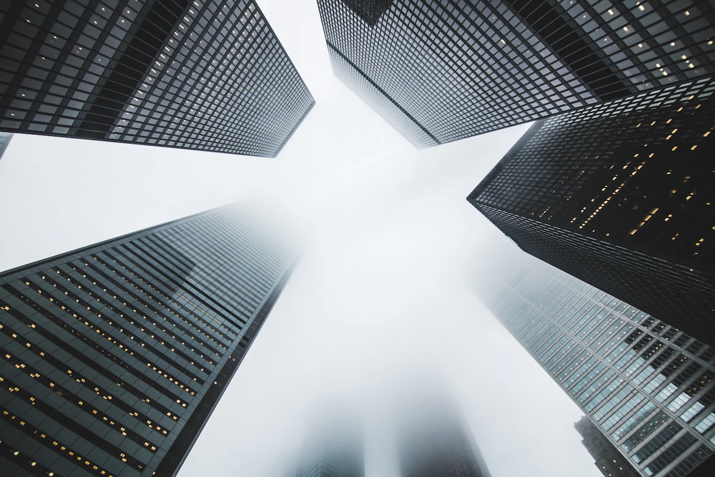 Torres na neblina — construídas para se sustentar quando a visibilidade cai